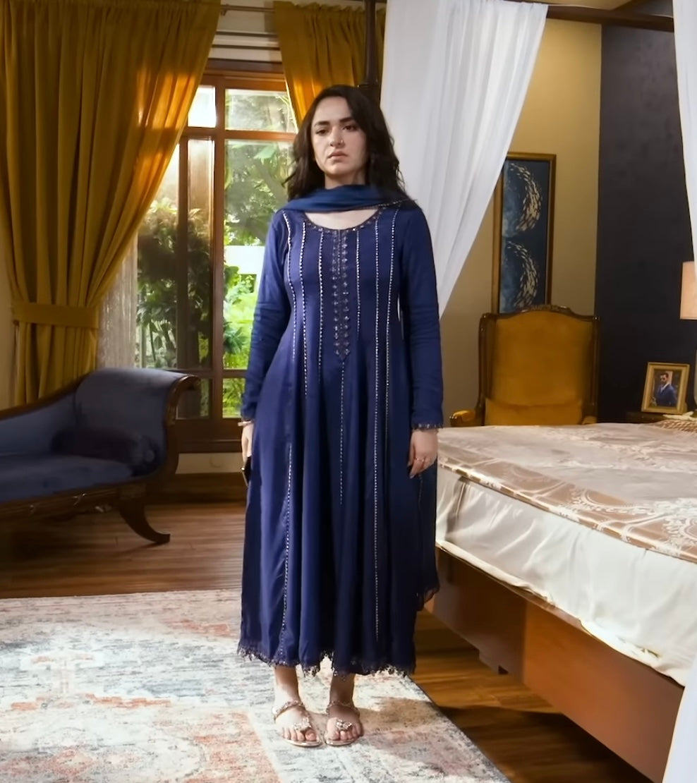 yumna zaidi in saree  Pakistani women dresses, Designer dresses casual,  Simple pakistani dresses